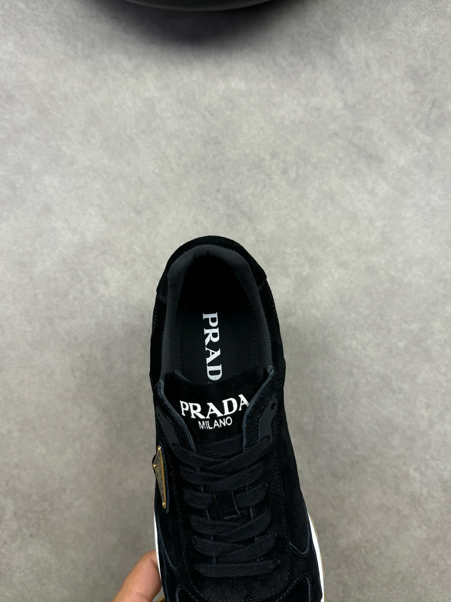 Batch 420, Prad* Prada's new men's thick-soled leather sports and casual shoes are made of imported high-value suede cowhide, combining elegant style and innovative design. The outer side is decorated with an enameled metal triangle logo, and the 4.5cm concave and convex rubber thick sole is full of modern style. The Prada letter logo is decorated on the heel and tongue, all of which illustrate the brand style. , soft, light, comfortable and durable on the feet! 38-44
